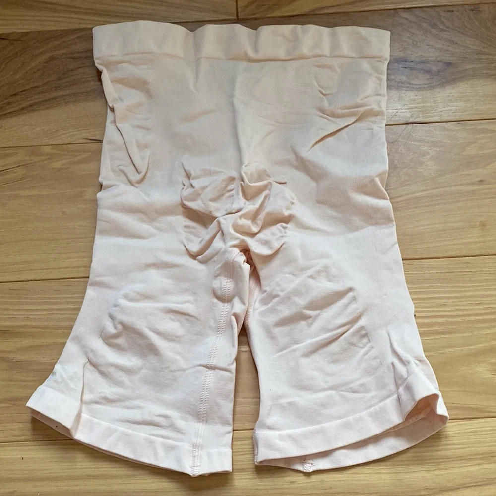 SKIMS SCULPTING MID THIGH SHORTS - Picture 3 of 4
